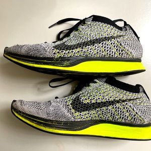 Nike flyknit  Racer Oreo Volt